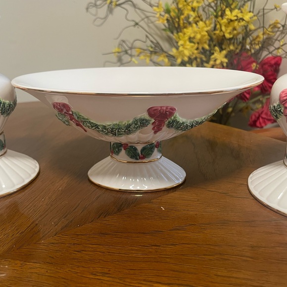 International Silver Company 3
Piece Ivory W/ Gold Trim Ceramic
Christmas Set - Picture 8 of 8